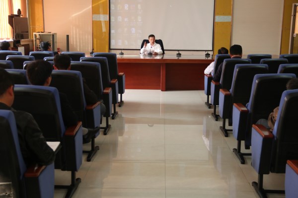 崔莊煤礦組織干部職工認(rèn)真學(xué)習(xí)《員工獎懲規(guī)定》 (1).JPG